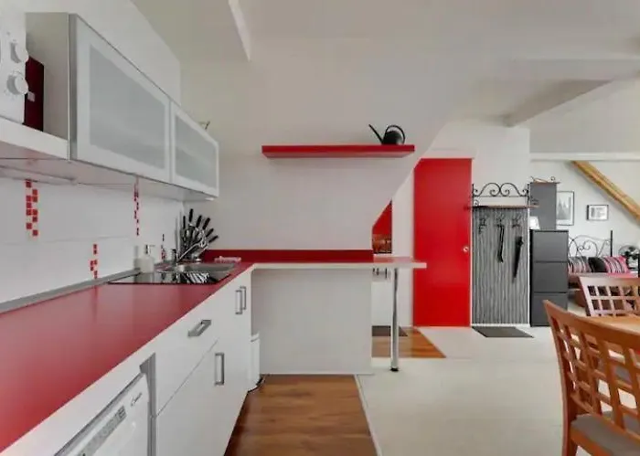 Lenka's Cozy Red + Lenka's Cozy Gold Praga