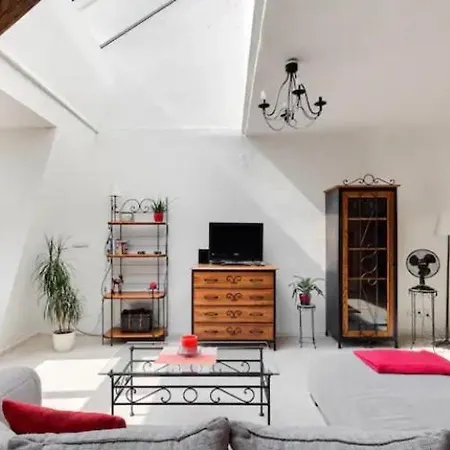 Lenka's Cozy Red + Lenka's Cozy Gold Apartment Prag